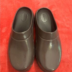 OOFOS unisex clogs Women’s 9/Men’s 7.